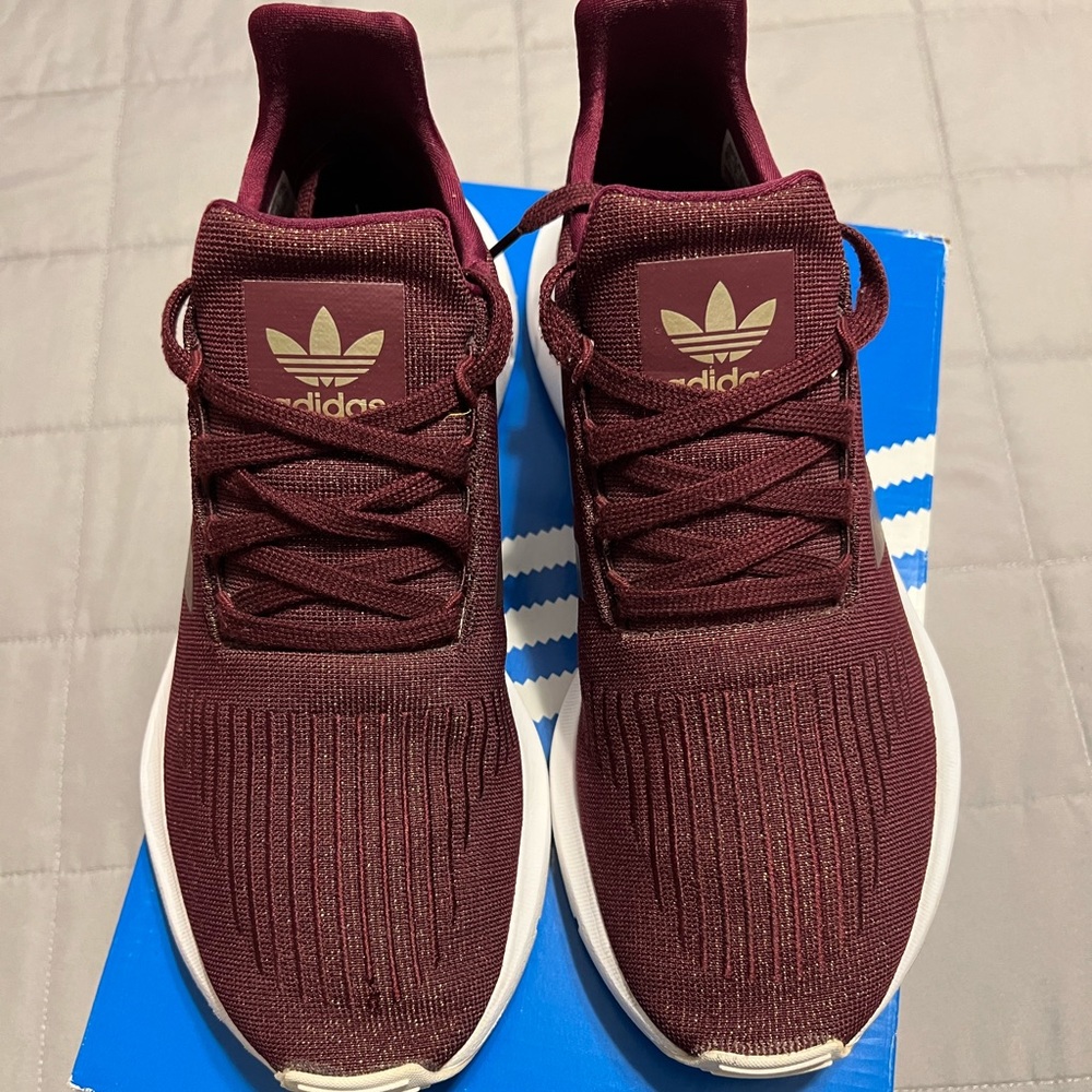 Adidas Swift Run in maroon w/ gold glitter